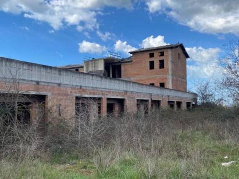 Immobile commerciale in Vendita a Magliano in Toscana, 249'840€, 4927 m²