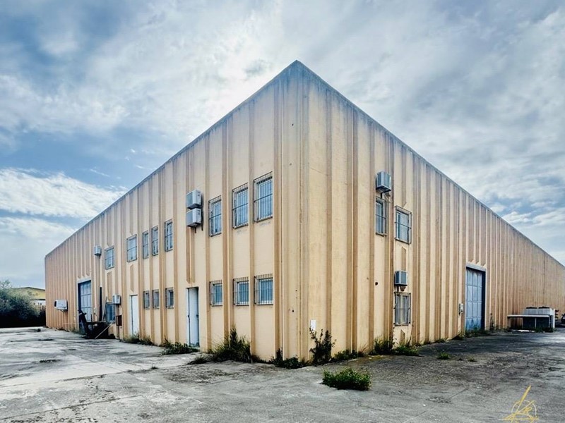 Capannone in Vendita a Alghero, 2800 m²