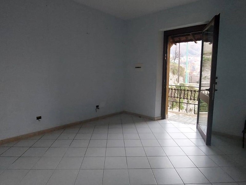 Trilocale in Vendita a Mercogliano, 79'000&euro;, 120 m²