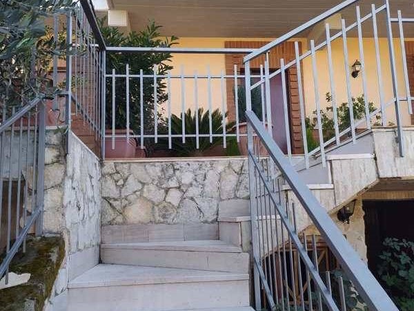 Casa Semi Indipendente in Vendita a Avellino, 300'000&euro;, 260 m²