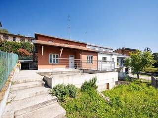 Villetta a schiera in Vendita a Alzano Lombardo, 215'000€, 181 m²