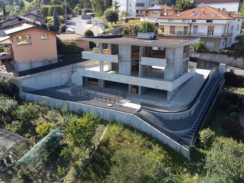 Villa in Vendita a Nembro, 980'000€, 636 m²
