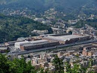 Capannone in Vendita a Genova, 2000 m²
