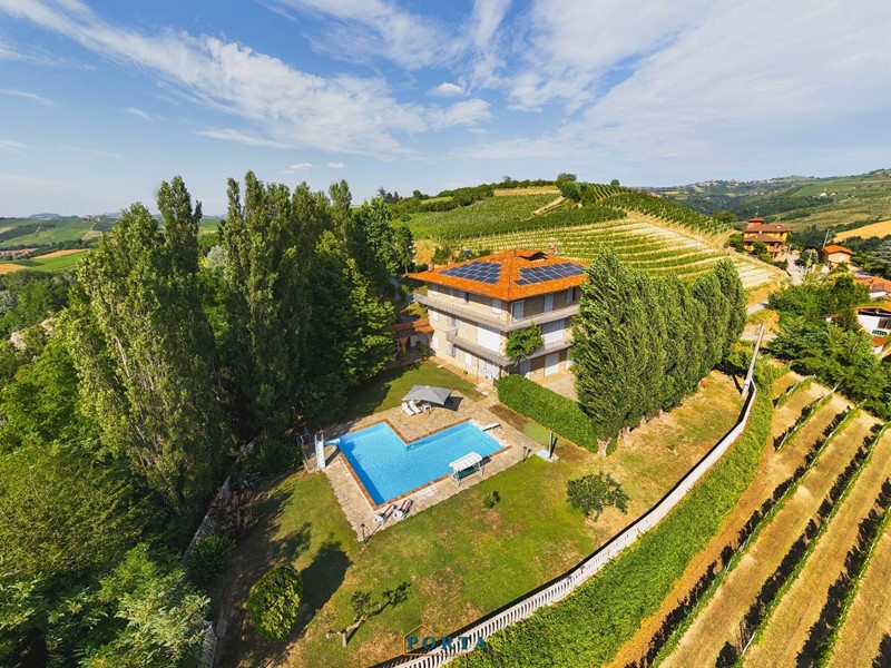 Casa Indipendente in Vendita a Farigliano, 667 m², con Box