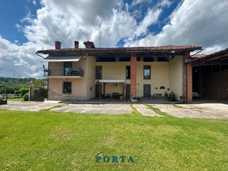 Casa Indipendente in Vendita a Bastia Mondovì, 396 m²