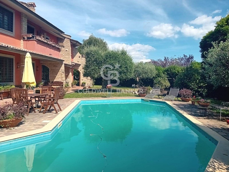 Villa in Vendita a Sutri, 590'000€, 430 m²