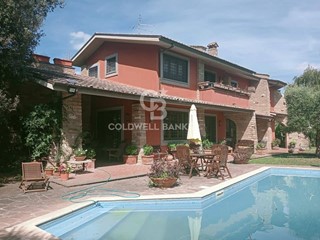 Villa in Vendita a Sutri, 590'000€, 430 m²