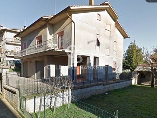 Villa in Vendita a Bassano Romano, 240'000€, 250 m²
