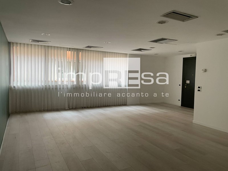Ufficio in Affitto a Villorba, 1'750€, 275 m²