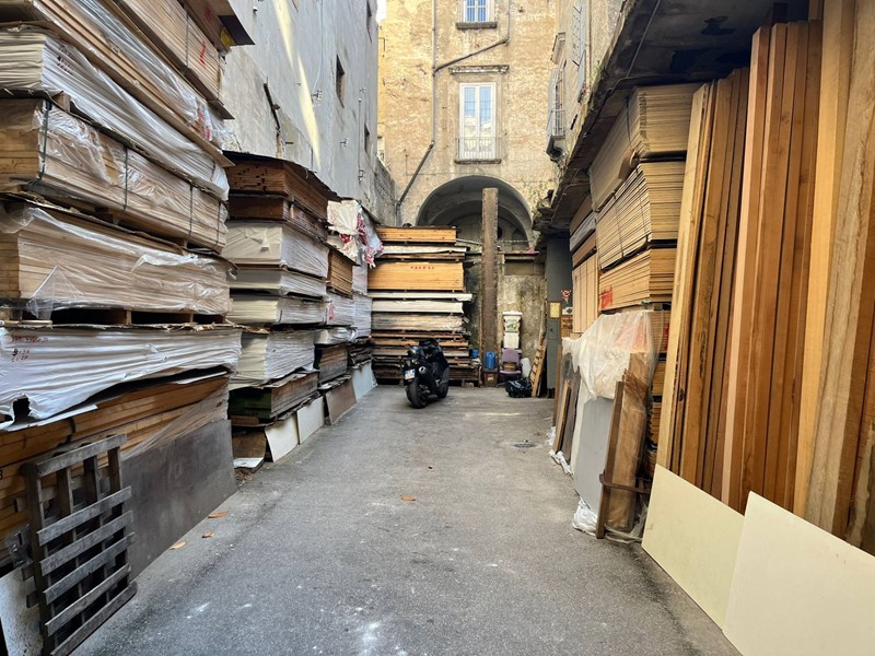 Magazzino in Vendita a Napoli, 420'000€, 260 m²