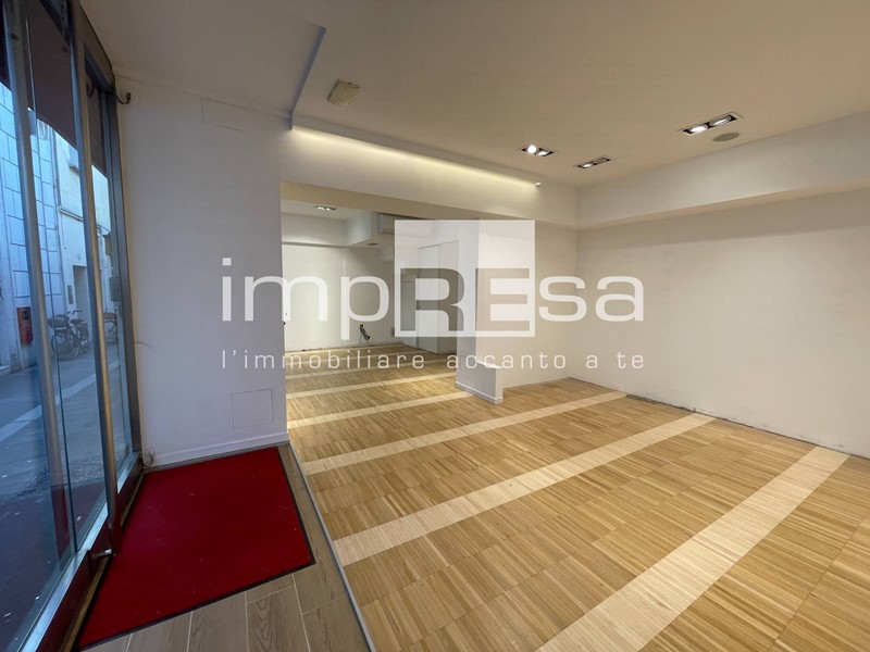 Negozio in Affitto a Treviso, 2'000€, 120 m²