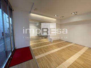 Negozio in Affitto a Treviso, 2'000€, 120 m²