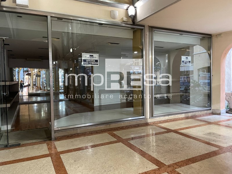 Negozio in Affitto a Treviso, 2'000€, 110 m²