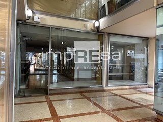Negozio in Affitto a Treviso, 2'000€, 110 m²