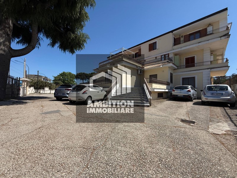 Attività commerciale in Affitto a Napoli, 5'000€, 500 m²