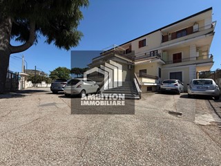 Attività commerciale in Affitto a Napoli, 5'000€, 500 m²