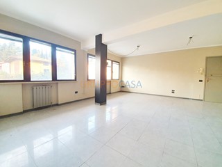 Negozio in Affitto a Pescia, 500€, 80 m²