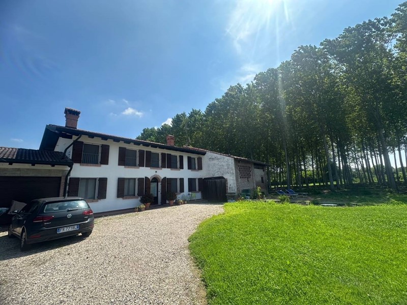 Casa Indipendente in Vendita a Bagnolo San Vito, 350'000&euro;, 250 m²