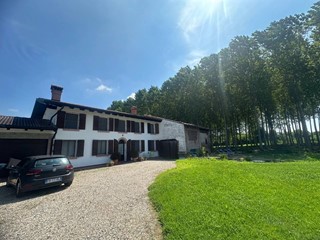 Casa Indipendente in Vendita a Bagnolo San Vito, 350'000&euro;, 250 m²