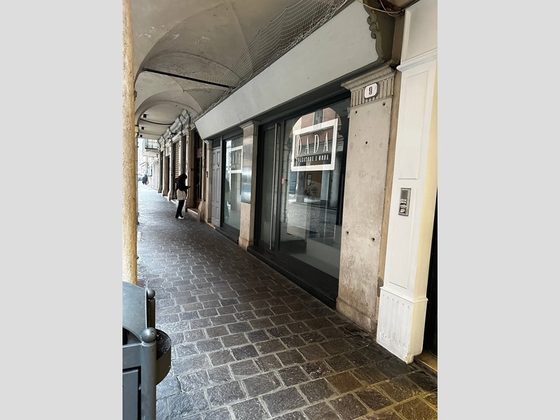 Immobile commerciale in Affitto a Mantova, 3'500€, 250 m²