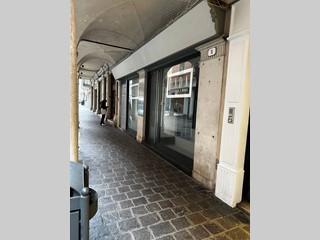 Immobile commerciale in Affitto a Mantova, 3'500€, 250 m²