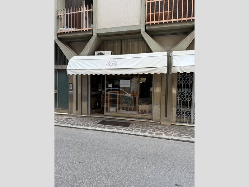 Immobile commerciale in Affitto a Mantova, 650€, 45 m²