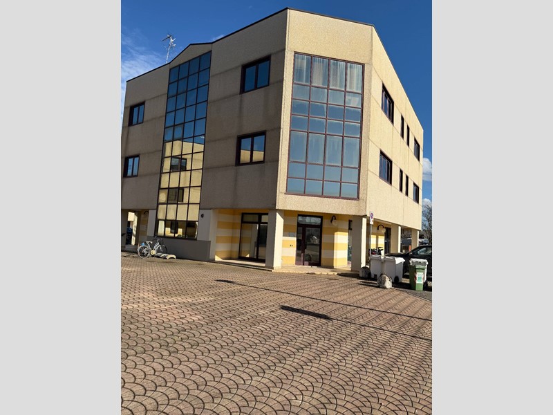 Ufficio in Affitto a Porto Mantovano, 500€, 70 m²