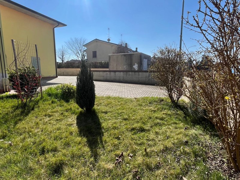 Trilocale in Vendita a San Benedetto Po, 85'000&euro;, 85 m², con Box