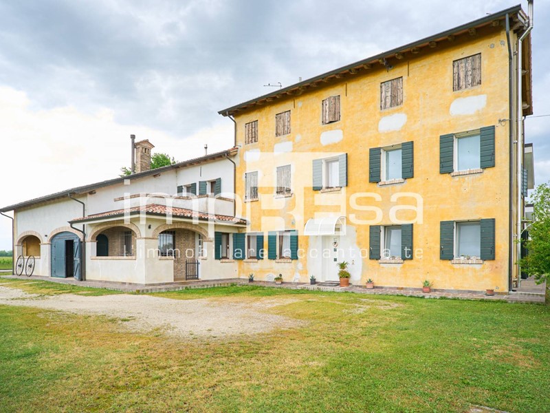 Rustico in Vendita a Roncade, 529'000€, 652 m²