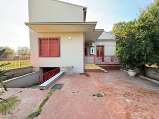 Casa Indipendente in Vendita a Casagiove, 199'000&euro;, 230 m²