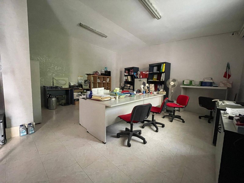 Ufficio in Affitto a Maddaloni, 1'800€, 240 m²