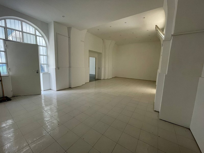 Magazzino in Affitto a Caserta, 950€, 120 m²