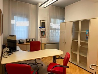 Ufficio in Affitto a San Benedetto del Tronto, 350€, 14 m²