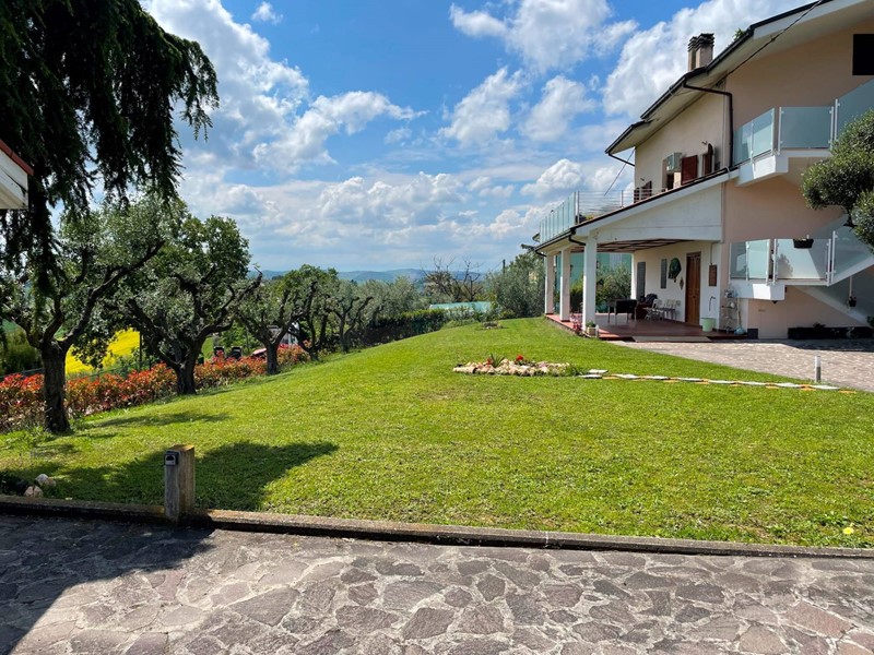 Villa in Vendita a Monteprandone, 330'000€, 390 m²