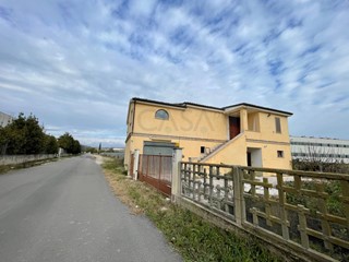 Casa Indipendente in Vendita a Colonnella, 150'000€, 280 m²