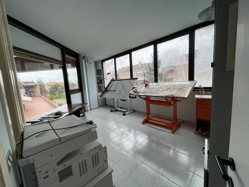 Ufficio in Affitto a Monteprandone, 550€, 65 m²