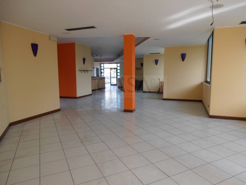 Immobile commerciale in Affitto a Grottammare, 2'000€, 420 m²