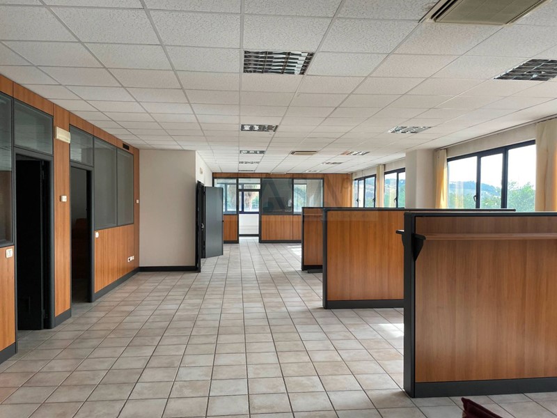 Ufficio in Vendita a Ascoli Piceno, 290'000'000€, 420 m²