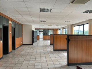 Ufficio in Vendita a Ascoli Piceno, 290'000'000€, 420 m²