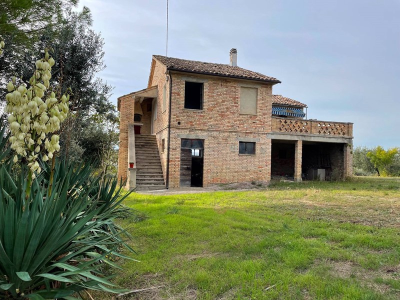 Rustico in Vendita a Monsampolo del Tronto, 190'000€, 210 m², con Box