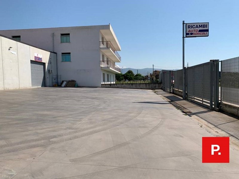 Immobile commerciale in Affitto a Sparanise, 2'200€, 300 m²