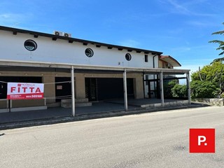 Immobile commerciale in Affitto a Recale, 350 m²