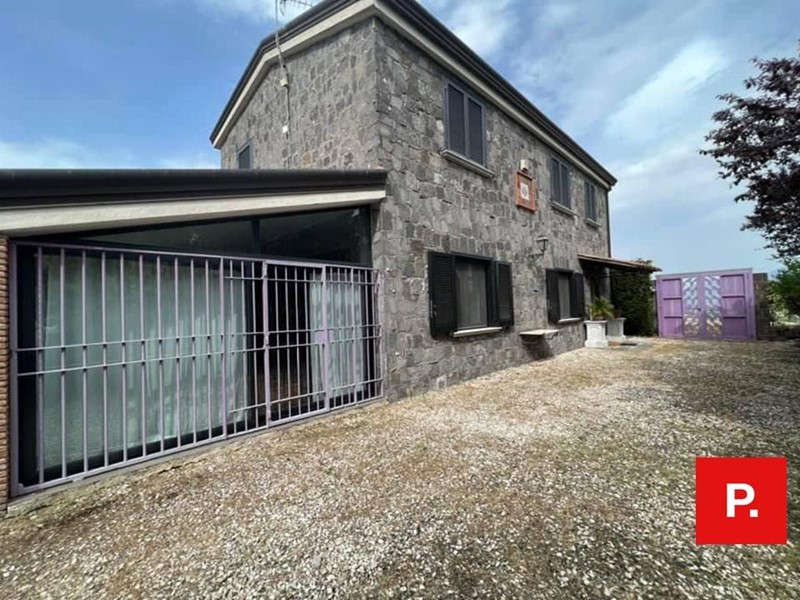 Villa in Vendita a Caserta, 480'000€, 280 m²
