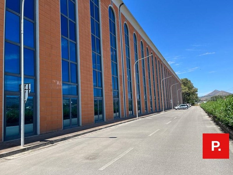 Ufficio in Affitto a Caserta, 4'500€, 500 m²