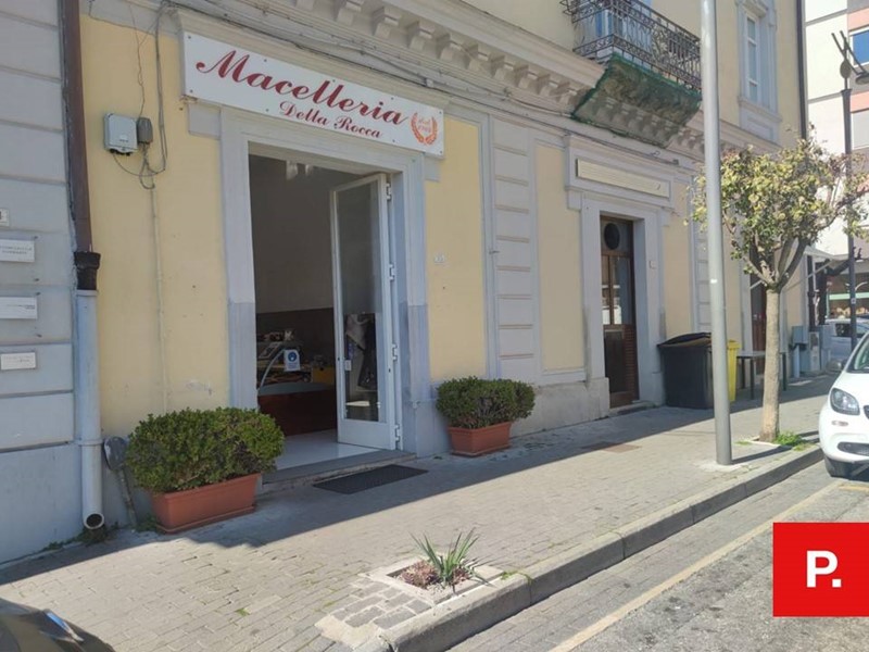 Immobile commerciale in Affitto a Caserta, 1'500€, 90 m²