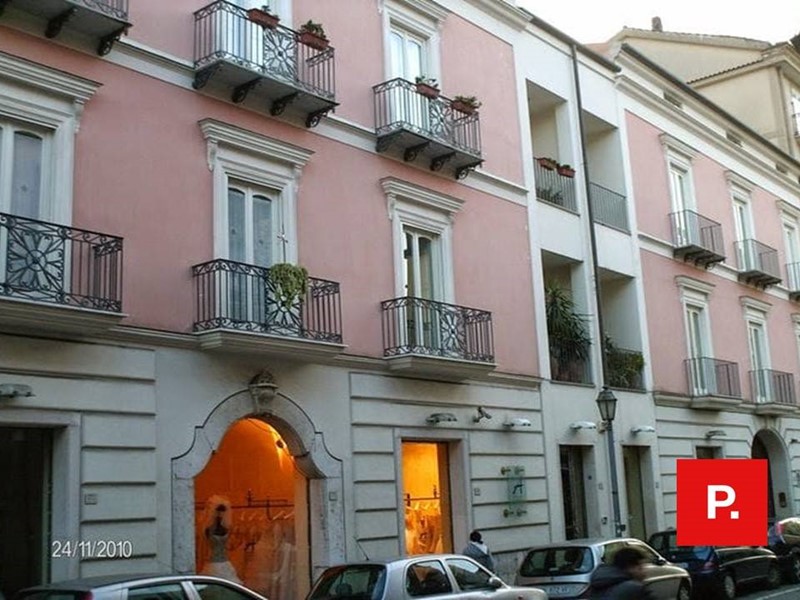 Immobile commerciale in Vendita a Caserta, 330'000€, 135 m²