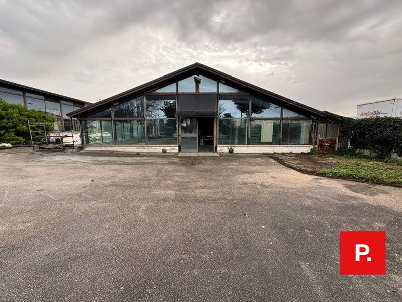 Immobile commerciale in Vendita a Caserta, 650'000€, 375 m²