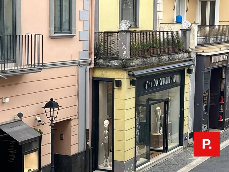 Immobile commerciale in Vendita a Caserta, 1'050'000€, 110 m²