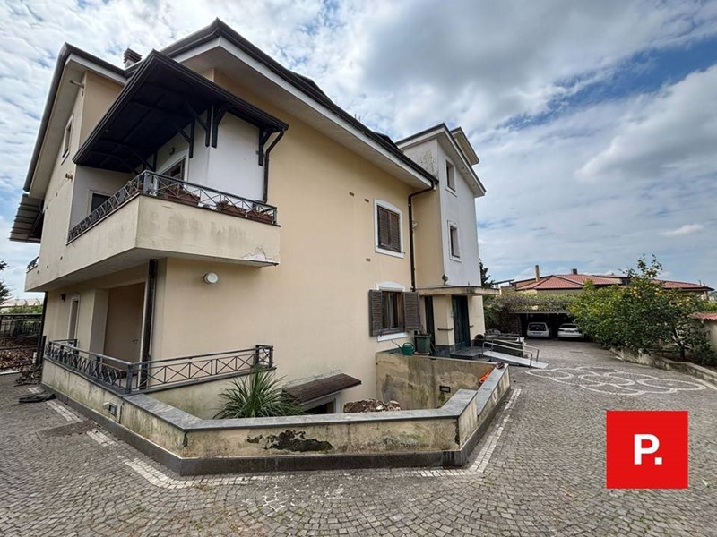 Villa in Vendita a Caserta, 1'000'000€, 480 m²