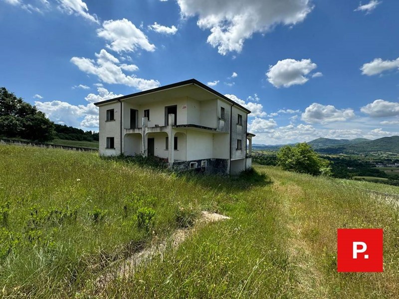 Villa in Vendita a Alvignano, 200'000€, 300 m²